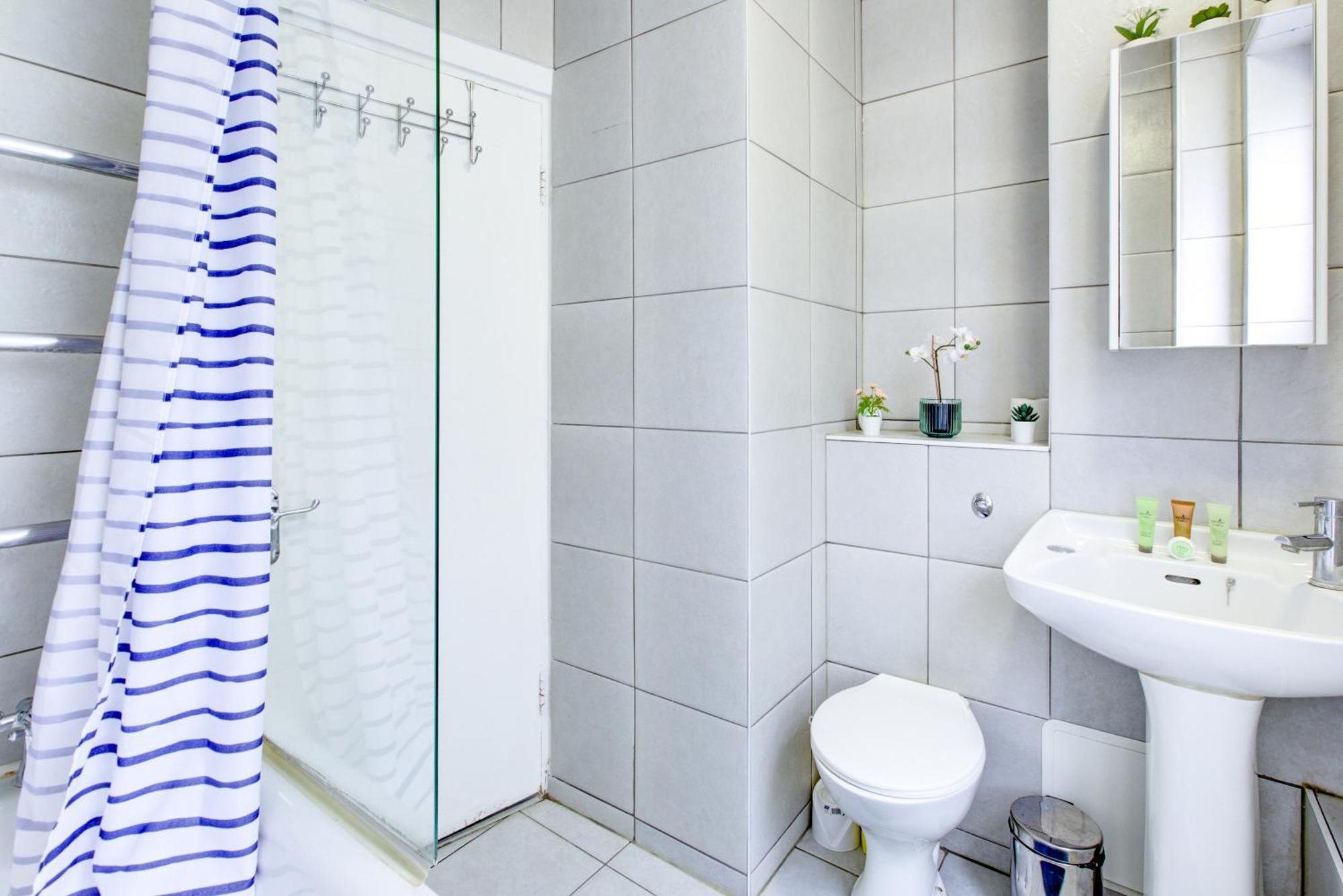 Lovely 2- Bedroom In Londra